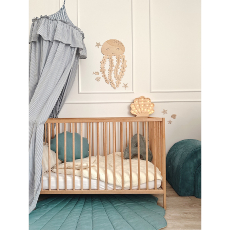 Drewniana meduza w pokoju dziecięcym — styl Montessori, motyw oceaniczny